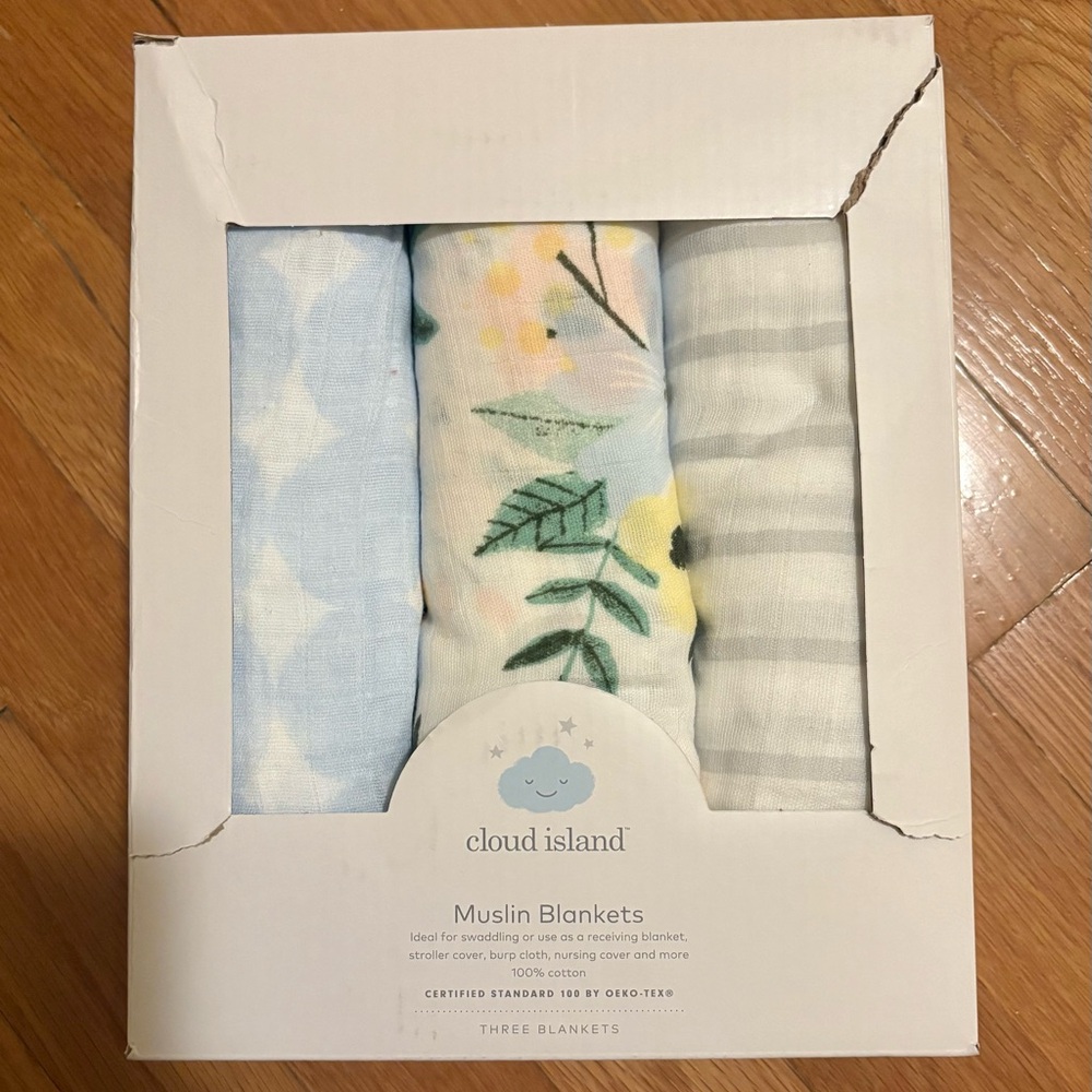NWT Cloud Island Muslin Blankets Set